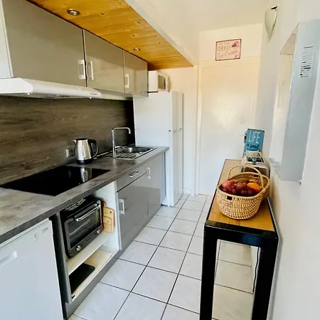Bright Cocoon With Terrace Near Daire *